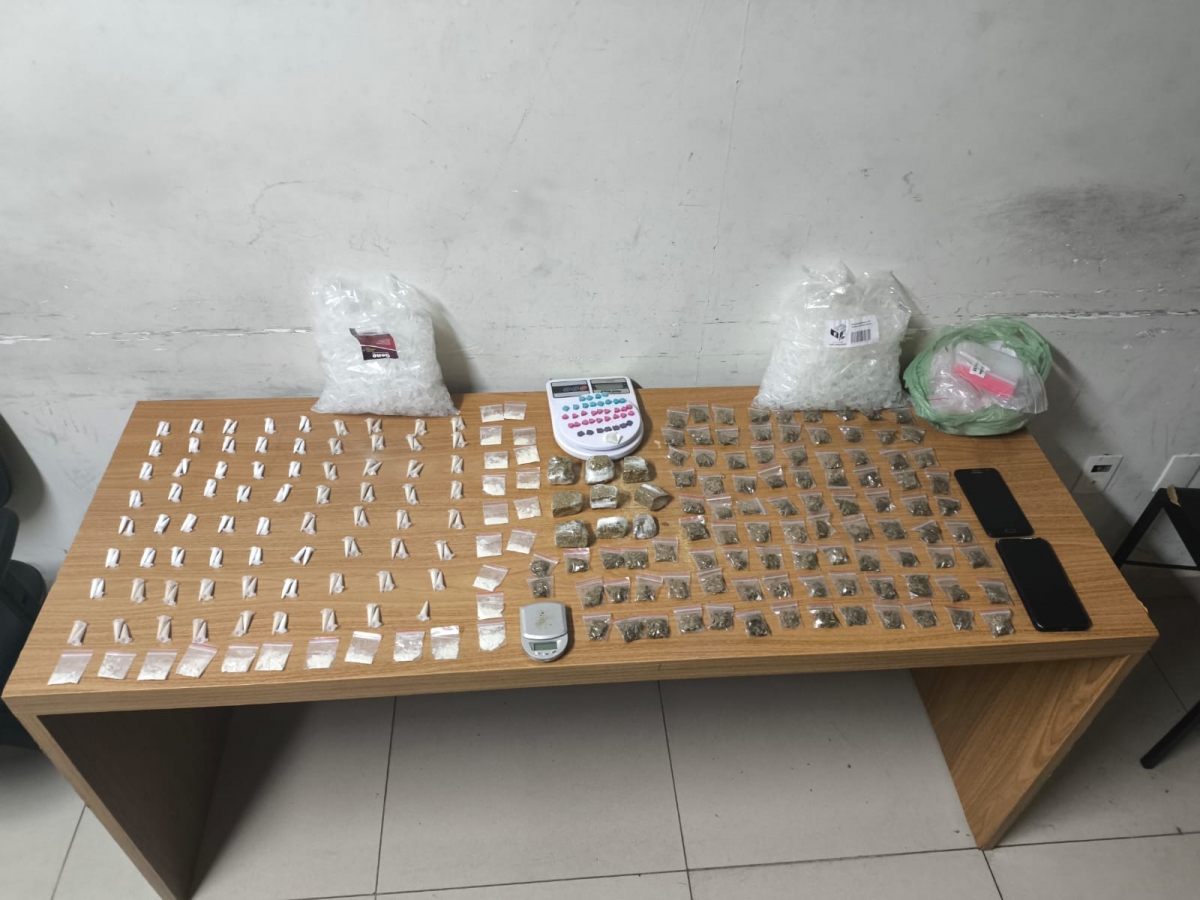 Olheira do tráfico é presa e adolescente apreendido no bairro São José.