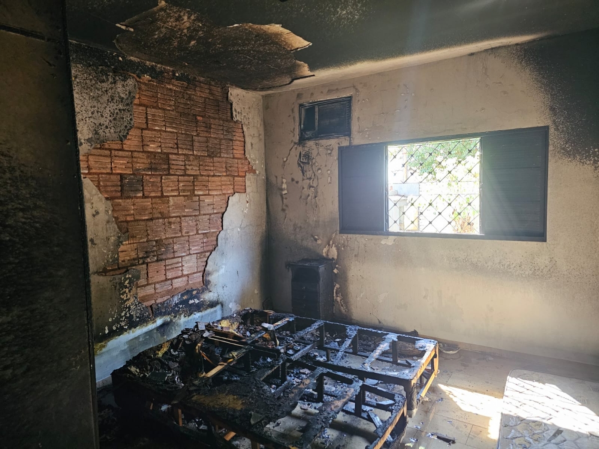 Mulher toca fogo em sua casa e é presa pela PM