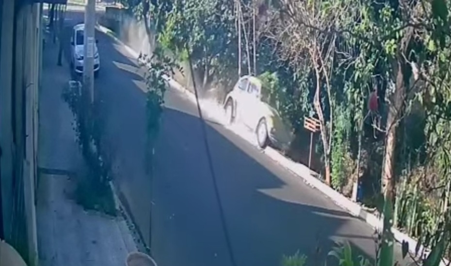 Mulher cai com carro em córrego, em Araçatuba.