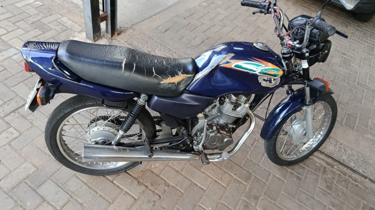 Jovem é apreendido com moto adulterada e é liberado pelo delegado.