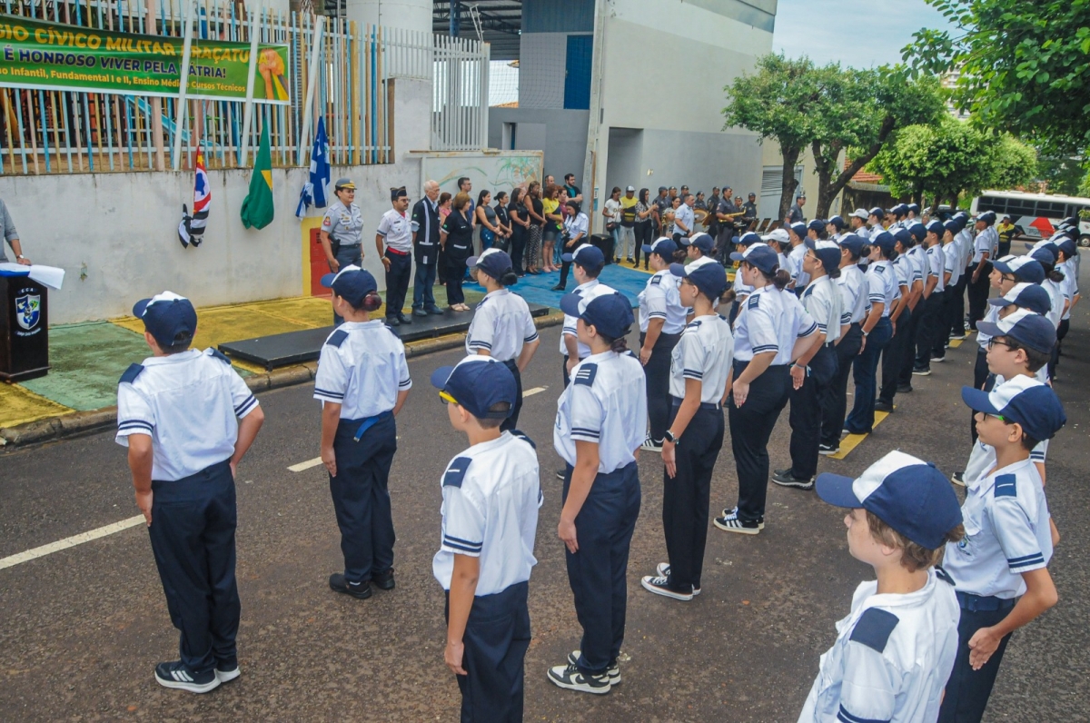 Colégio Cívico Militar realiza solenidade de uso de uniforme 2025.