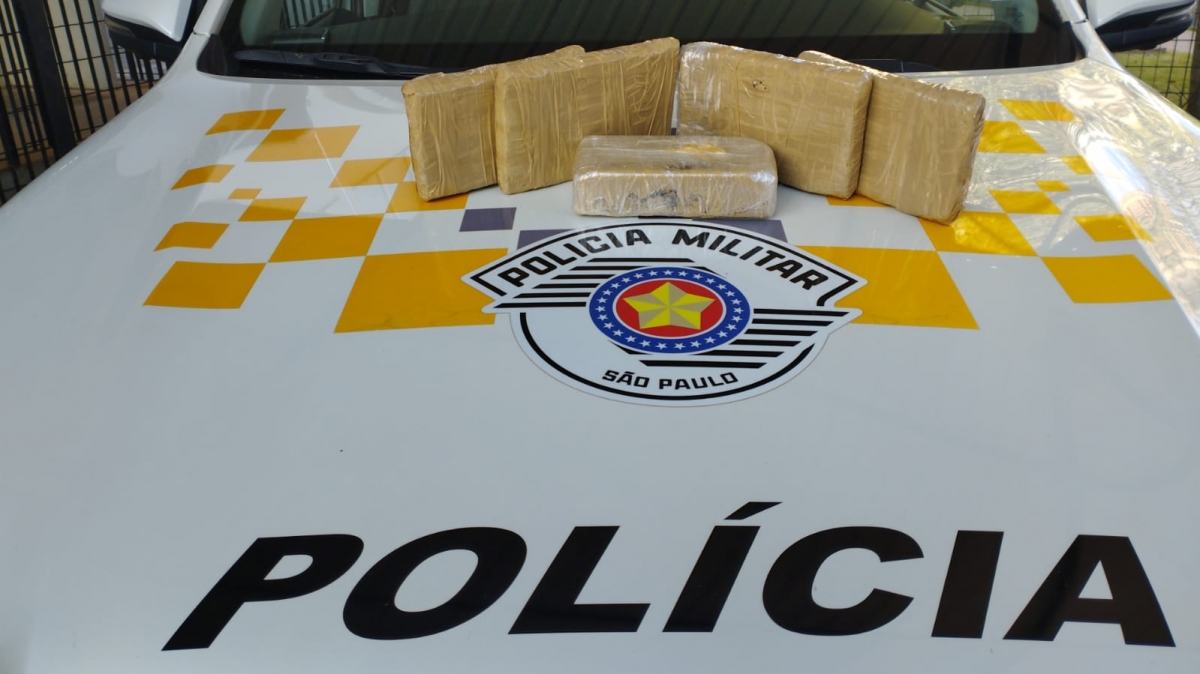 Polícia Militar Rodoviária prende mulher por tráfico e homem procurado da justiça.