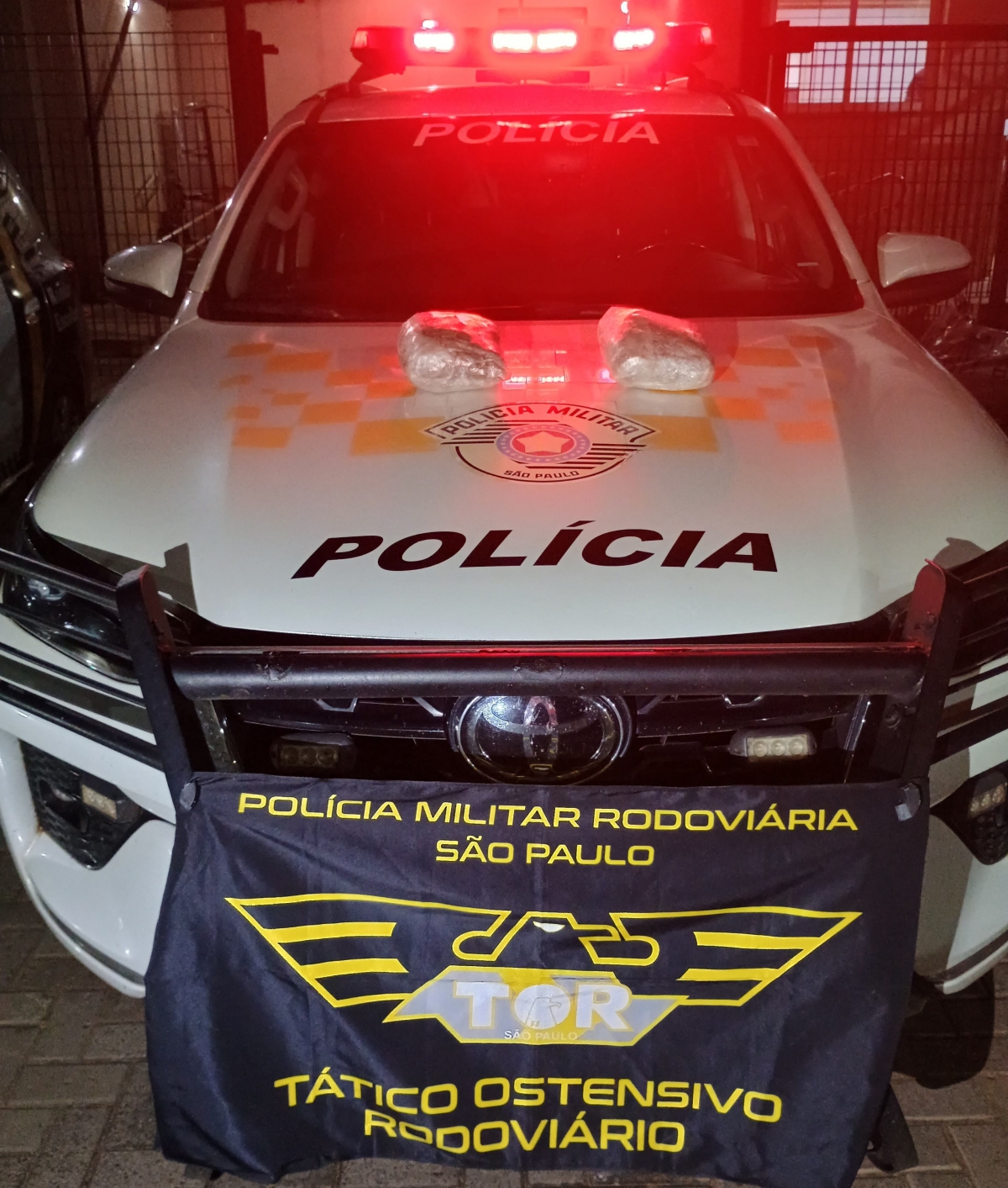 Mãe é presa por tráfico de drogas em rodovia.