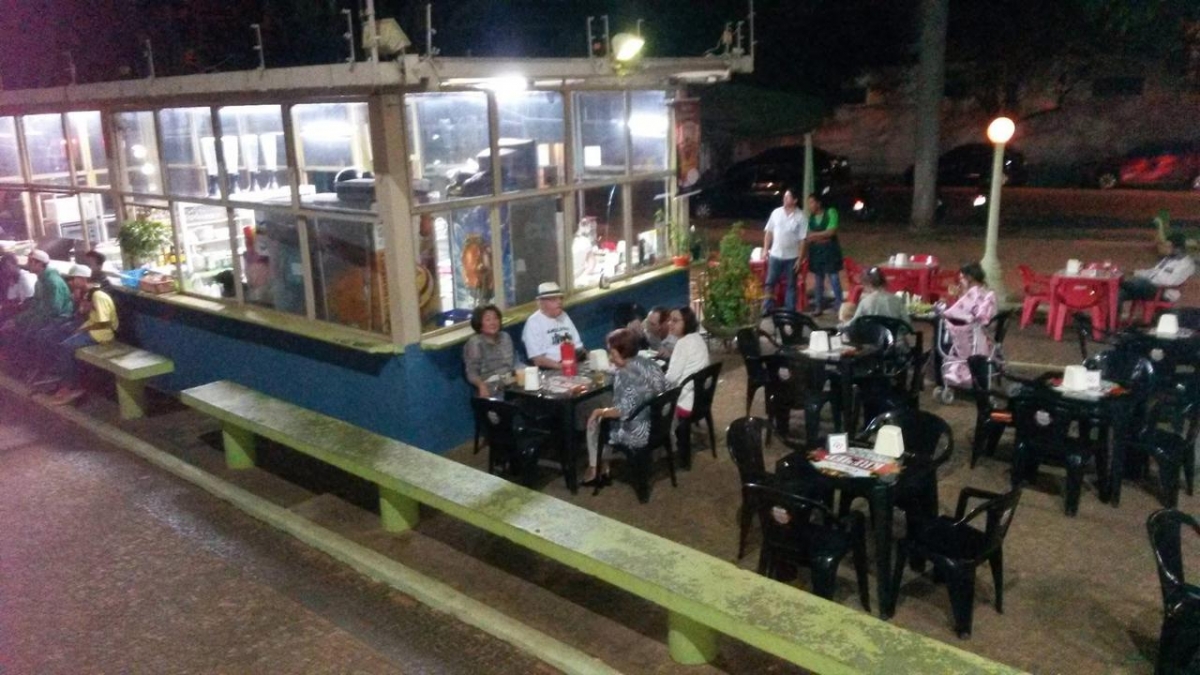 NAMORAR NA PRAÇA