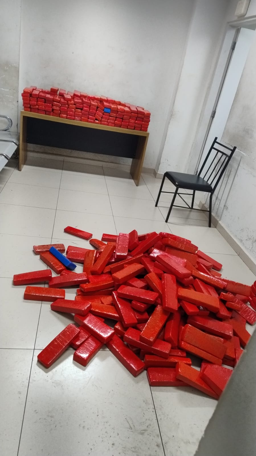 Polícia Militar prende entregador com cerca de 410 tijolos de maconha 