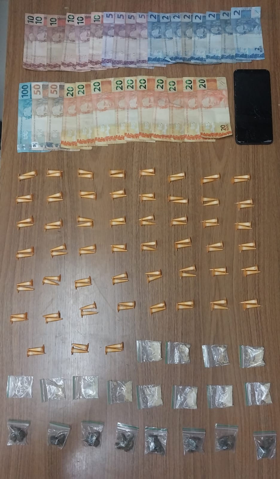 Mulher é presa por tráfico de drogas no bairro São José, em Araçatuba