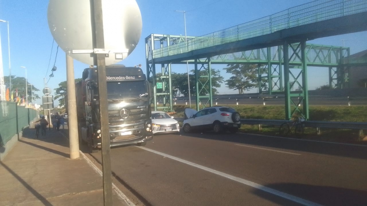 Motorista bate carro em passarela, em Araçatuba.