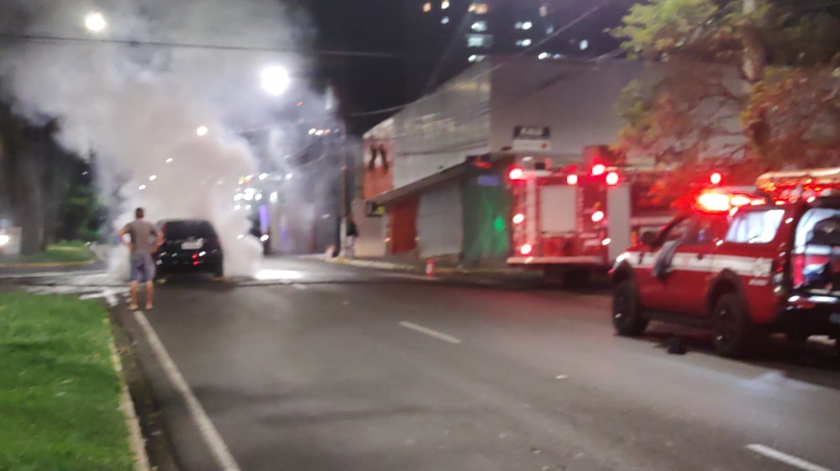 CARRO PEGA FOGO E EXPLODE PRÓXIMO A PREFEITURA DE ARAÇATUBA
