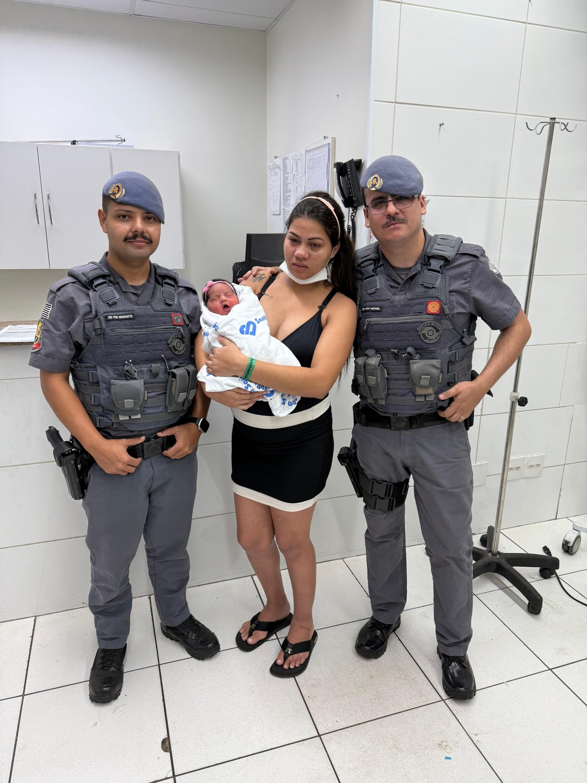 Bebê engasgado é socorrido por PMs, em Araçatuba.